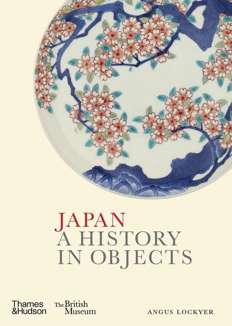 "JAPAN A HISTORY IN OBJECTS" steht groß. Darunter ist ein traditioneller Teller mit roter Blumen- und blauer Berglandschaft.