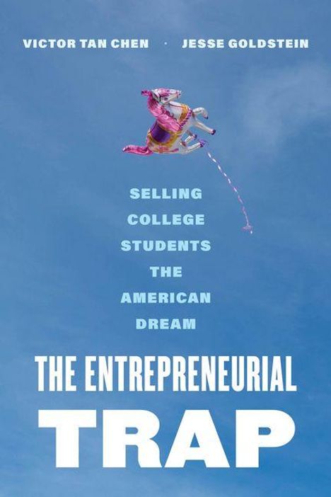 „Victor Tan Chen, Jesse Goldstein: Selling College Students the American Dream. The Entrepreneurial Trap.“ Ein fliegendes Pferdeballonspielzeug davor.