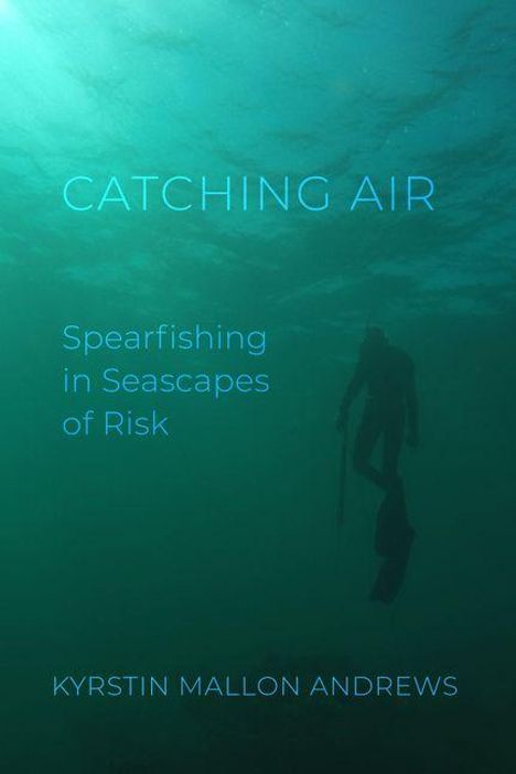 „CATCHING AIR“, „Spearfishing in Seascapes of Risk“, „Kyrstin Mallon Andrews“. Taucher im grünblauen Wasser mit Speer.