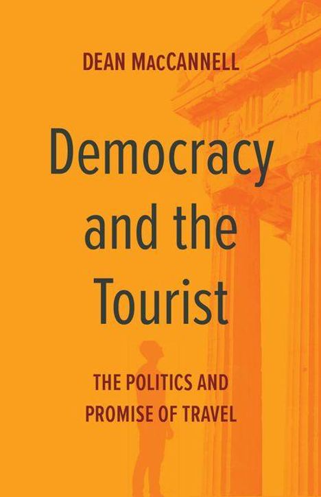 "DEAN MACCANNELL" und "Democracy and the Tourist: The Politics and Promise of Travel". Orange Hintergrund, griechische Säulen.