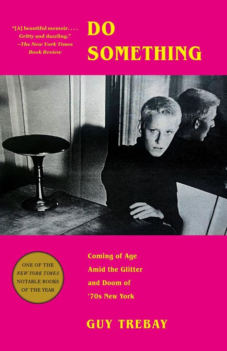 "DO SOMETHING" in Gelb auf Pink. Darunter ein Mann vor einem Spiegel; Schwarz-Weiß-Foto. Autor: Guy Trebay.