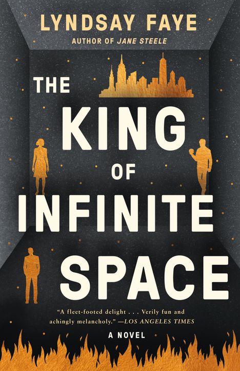 "THE KING OF INFINITE SPACE" steht in großen Buchstaben, skyline aus Flammenoptik im Hintergrund, menschenähnliche Figuren.
