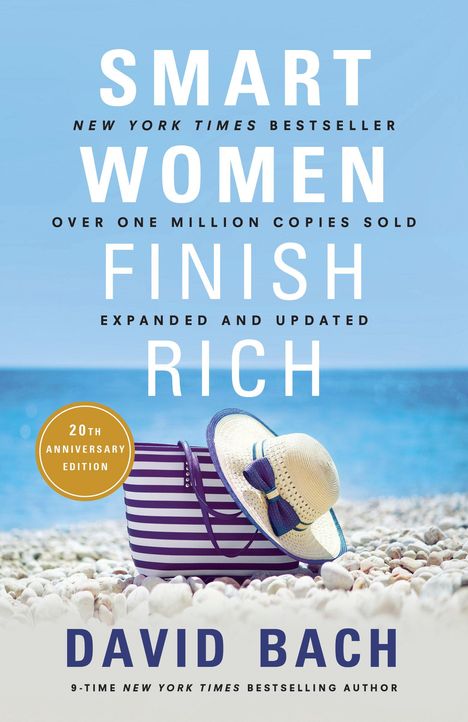 „Smart Women Finish Rich“ von David Bach. Strandkulisse, gestreifte Tasche, Strohhut, Kieselsteine im Vordergrund.