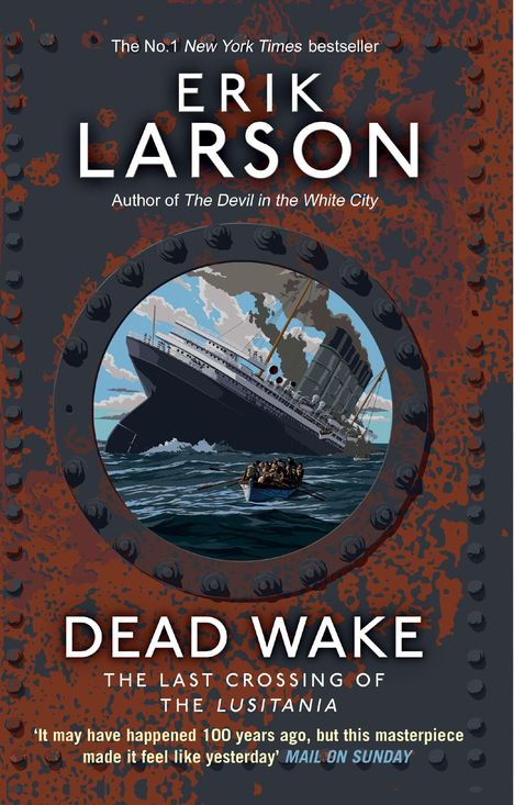 „Erik Larson, Dead Wake: The Last Crossing of the Lusitania“ über einem sinkenden Schiff und einem Rettungsboot.