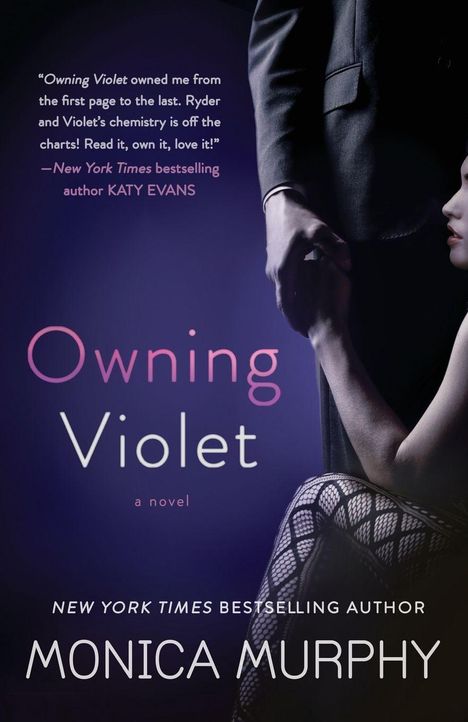 Rezension von KATY EVANS oben, Buchtitel „Owning Violet“ und Name „MONICA MURPHY“ unten, zeigt elegante Paar-Szene.