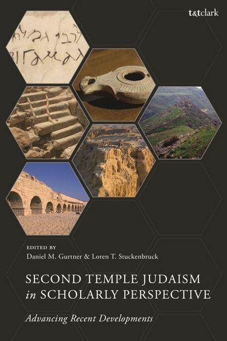 "Second Temple Judaism in Scholarly Perspective", Fotos von alten Texten, Artefakten und Landschaften auf schwarzem Hintergrund.