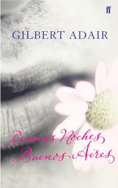 Oben steht "GILBERT ADAIR", unten "Buenas Noches Buenos Aires". Dahinter verschwommen Lippen und eine Blume.