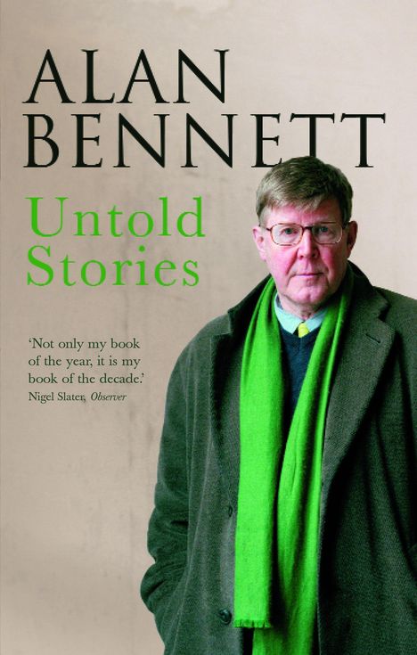 "Alan Bennett Untold Stories." Eine Person in einem Mantel mit grünem Schal blickt ernst. Zitat von Nigel Slater.