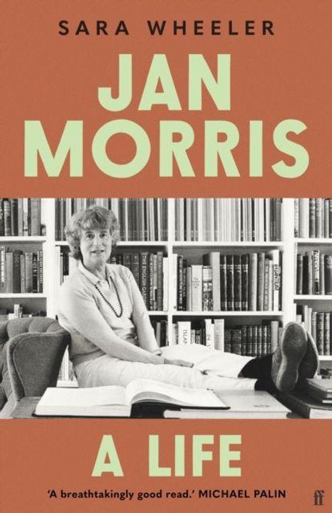 „SARA WHEELER JAN MORRIS A LIFE“, darunter Zitat von Michael Palin. Foto: Person entspannt vor Bücherregal.