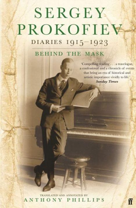 "Sergey Prokofiev Diaries 1915-1923: Behind the Mask." Ein Mann lehnt an einem Klavier und liest in einem Buch.