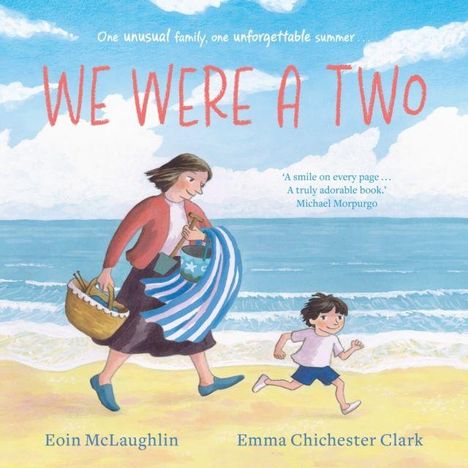 „WE WERE A TWO“: Frau und Kind am Strand, Frau trägt einen Korb, beide lächelnd, Meer im Hintergrund, Himmel mit Wolken.