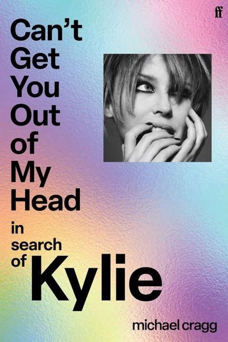 Text: "Can't Get You Out of My Head in search of Kylie" von Michael Cragg. Schwarz-weiße Fotografie eines nachdenklichen Gesichts.