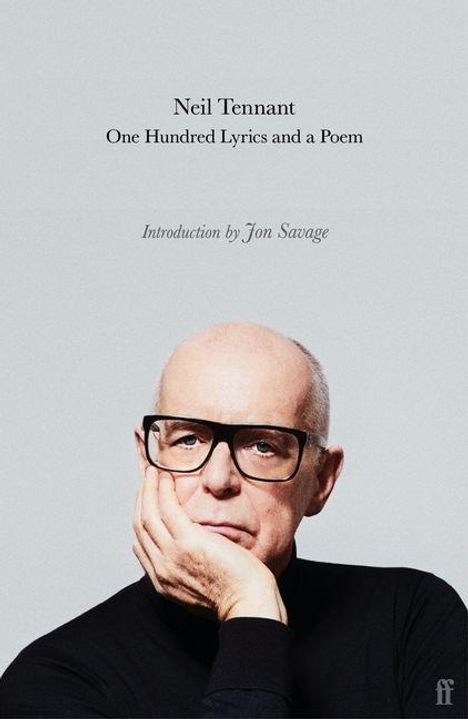 "Neil Tennant, One Hundred Lyrics and a Poem. Introduction by Jon Savage." Ein Mann mit Brille stützt sein Gesicht auf die Hand.