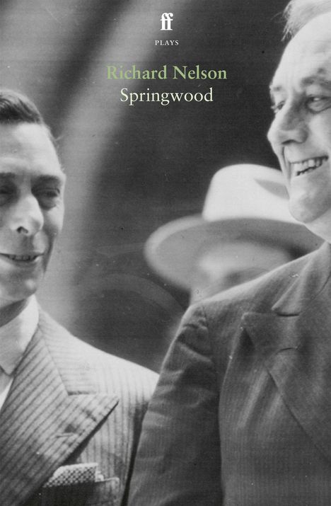 Text: "Richard Nelson, Springwood". Zwei Männer, die sich ansehen und lächeln. Der eine trägt einen Anzug und Hut im Hintergrund.
