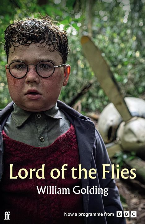 „Lord of the Flies“ von William Golding. Ein Junge mit Brille im Wald, Flugzeugwrack im Hintergrund. Logo: BBC.