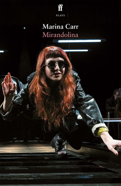 Text: "Marina Carr, Mirandolina." Eine Person mit rotem Haar und Sonnenbrille in einem dunklen Mantel, greift nach vorne.