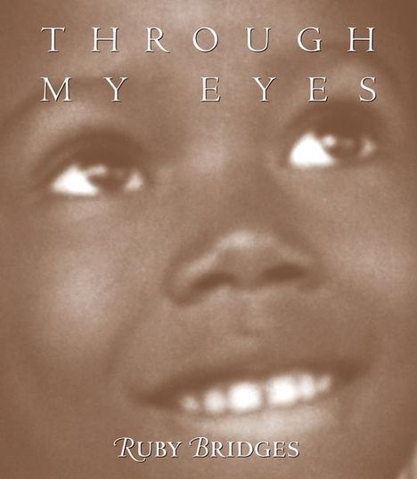 "Through My Eyes" steht in großen Buchstaben über einem lächelnden Kindergesicht. Unten rechts: "Ruby Bridges".