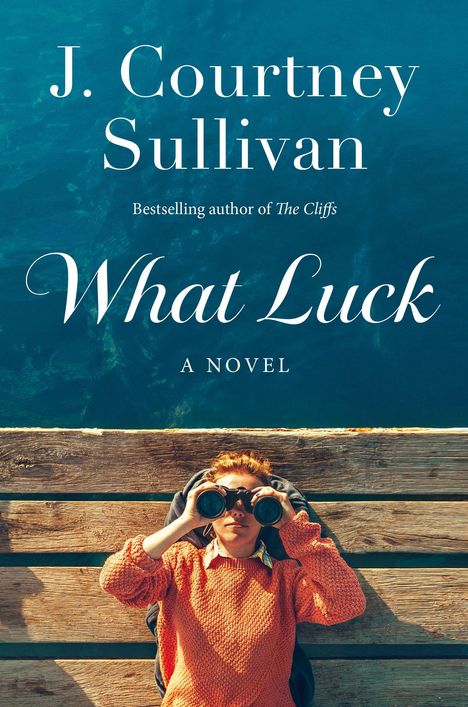 "What Luck" von J. Courtney Sullivan. Eine Person mit Fernglas, liegt auf einem Holzsteg und blickt neugierig in den Himmel.