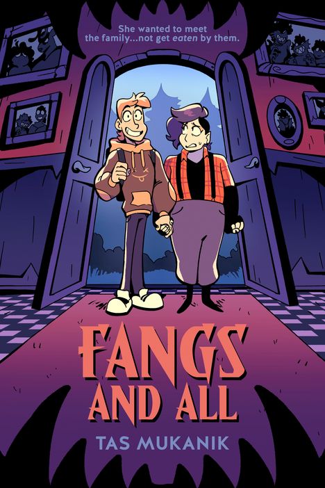 Text oben: "She wanted to meet the family...not get eaten by them."
Unten: "FANGS AND ALL" von "TAS MUKANIK".
Illustration: Zwei Personen halten Händchen vor einem offenen Tor, im Schatten sind Figuren zu sehen.