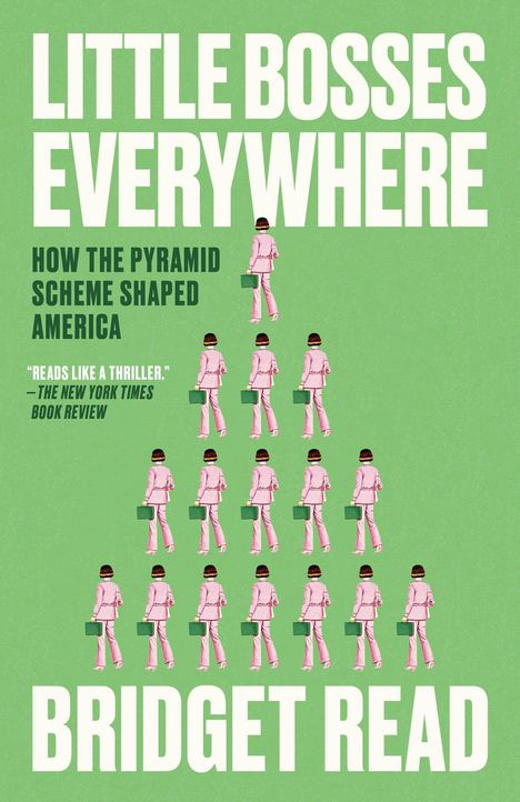 Text: "LITTLE BOSSES EVERYWHERE", "HOW THE PYRAMID SCHEME SHAPED AMERICA", "READS LIKE A THRILLER.", "BRIDGET READ". Illustration von Menschen in rosa Anzügen in Pyramidenform.