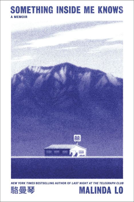 Text: "Something Inside Me Knows: A Memoir. Malinda Lo." Illustration: Haus vor Berglandschaft in Blau.