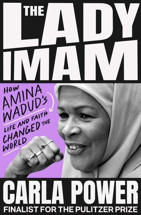 „THE LADY IMAM“ oben, Text über Amina Wadud. Carla Power unten. Frau mit Kopftuch und erhobener Faust.