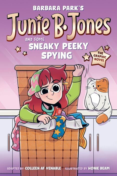 "Junie B. Jones and Some Sneaky Peeky Spying" in einer Illustration. Ein Mädchen schaut aus einem Korb, eine Katze sitzt daneben.