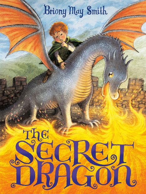 Ein Junge reitet auf einem blauen Drachen, der Feuer speit. Oben "Briony May Smith", unten "The Secret Dragon".