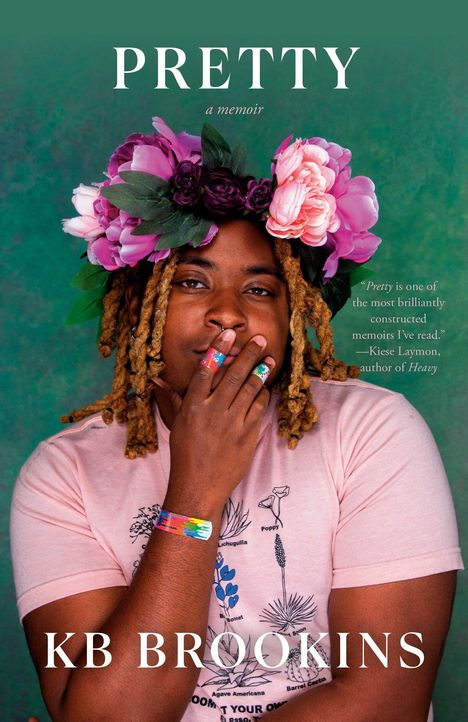 „Pretty: a memoir“ oben, Zitat rechts. Person trägt Blumenkrone, pinkes Shirt, dekorierte Finger und Armreif.
