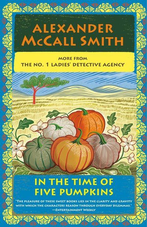 "ALEXANDER McCALL SMITH; MORE FROM THE NO. 1 LADIES' DETECTIVE AGENCY; IN THE TIME OF FIVE PUMPKINS." Illustration mit Kürbissen.
