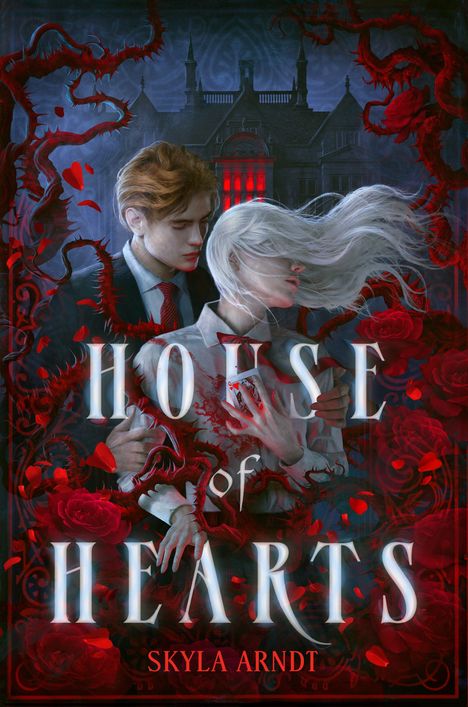 "House of Hearts" und "Skyla Arndt". Zwei Personen umarmt, umgeben von Rosen, vor einem düsteren Gebäude.