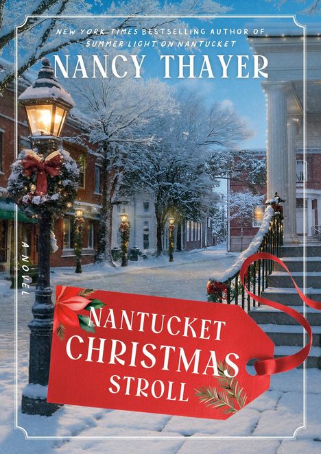 "Nantucket Christmas Stroll", rote Etikette, Winterstraße mit Schnee, dekorierte Straßenlaternen, Treppe, verschneite Bäume.