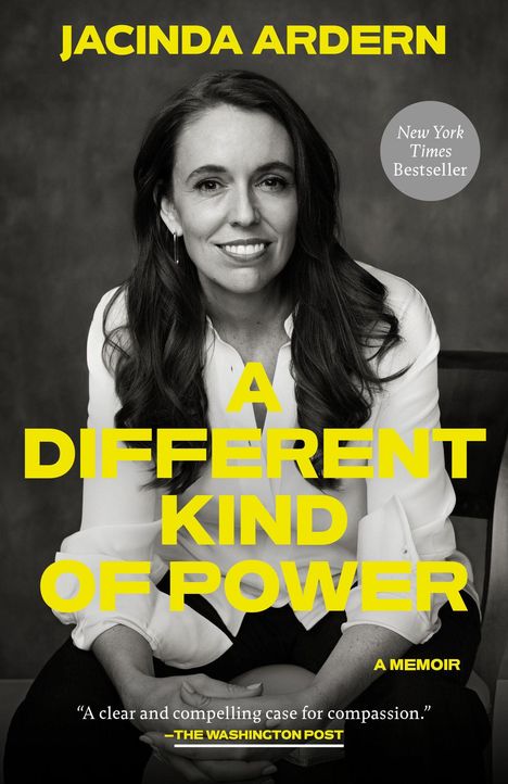 Gelber Text: "JACINDA ARDERN", "A DIFFERENT KIND OF POWER", "A MEMOIR". Sie lächelt und trägt ein weißes Hemd.