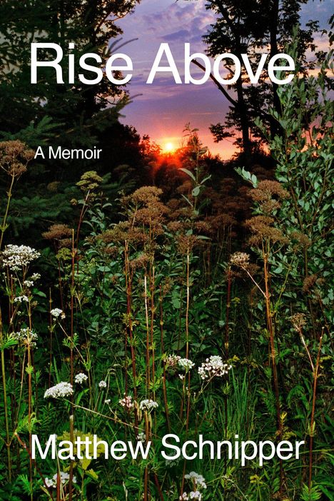 "Rise Above", "A Memoir", "Matthew Schnipper". Sonnenuntergang hinter Bäumen über einer Wiese voller wilder Pflanzen.