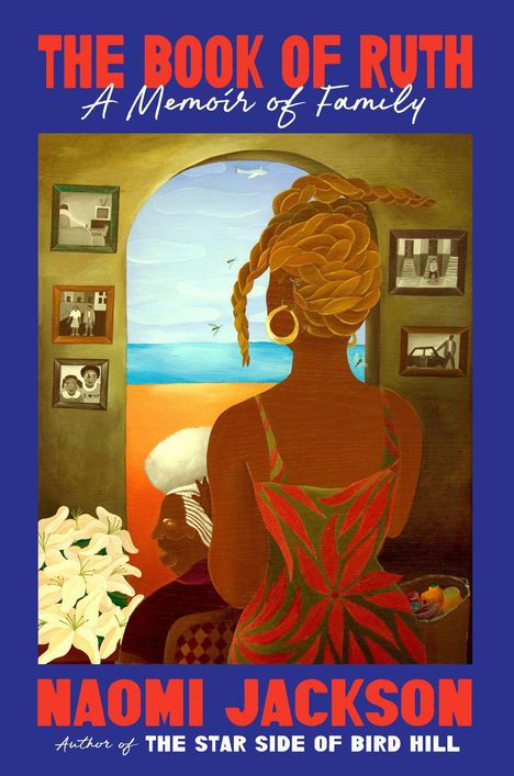 "THE BOOK OF RUTH: A Memoir of Family, Naomi Jackson." Illustration: Eine Frau im bunten Kleid schaut auf das Meer. Familie an Bildern an der Wand.