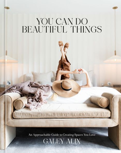 „YOU CAN DO BEAUTIFUL THINGS“ oben. Eine Person liegt auf einem Sofa, die Beine in die Luft gestreckt, Strohhut auf dem Sofa.