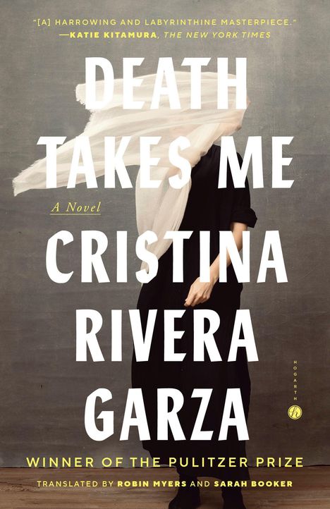 "DEATH TAKES ME CRISTINA RIVERA GARZA," in großen weißen Buchstaben. Frau in Schwarz, umhüllt von einem weißen Schal.