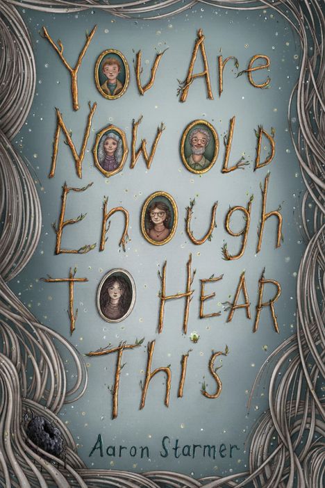"You Are Now Old Enough To Hear This. Aaron Starmer." Schrift aus Ästen, eingerahmte Porträts, graublauer Hintergrund.