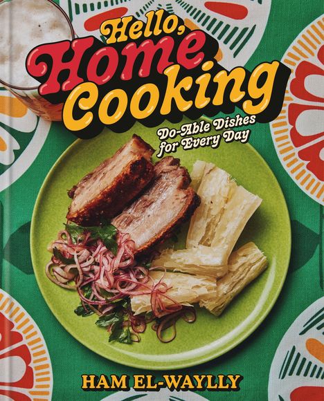 „Hello, Home Cooking - Do-Able Dishes for Every Day“; ein Teller mit Fleisch, Zwiebeln und Yuca auf buntem Hintergrund. Autor: Ham El-Waylly.