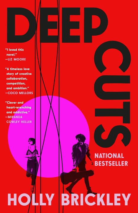 "DEEP CUTS" in großen Buchstaben, darunter "NATIONAL BESTSELLER" und "HOLLY BRICKLEY". Roter Hintergrund, zwei Silhouetten.