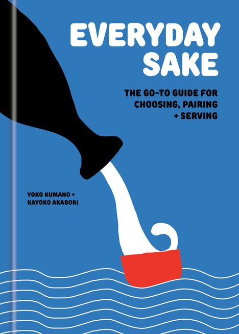 "EVERYDAY SAKE. THE GO-TO GUIDE FOR CHOOSING, PAIRING + SERVING." Illustration: Sakeflasche schüttet in rote Tasse auf blauem Hintergrund.