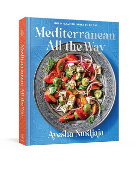 "BOLD FLAVORS. BUILT TO SHARE. Mediterranean All the Way. Ayesha Nurdjaja." Teller mit mediterranem Salat.