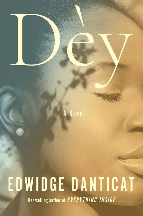 „Dèy. A Novel. EDWIDGE DANTICAT. Bestselling author of EVERYTHING INSIDE.“ Nahaufnahme eines entspannten Gesichts.