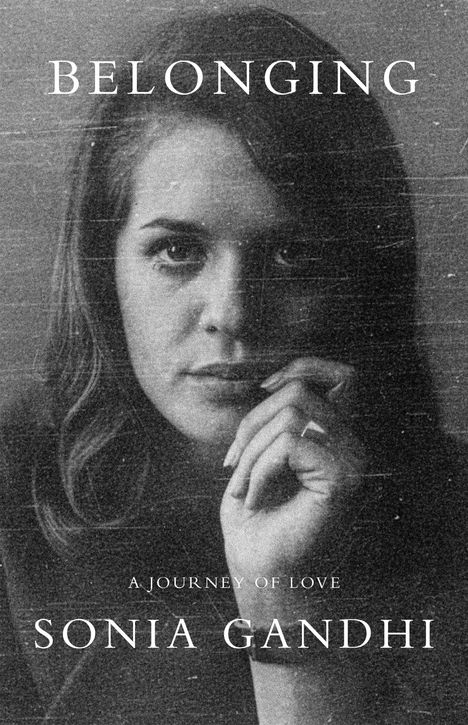 "BELONGING. A JOURNEY OF LOVE. SONIA GANDHI." Schwarz-Weiß-Foto einer nachdenklichen Frau, Kopf auf Hand gestützt.