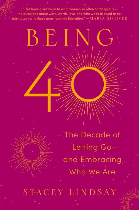 „Being 40: The Decade of Letting Go— and Embracing Who We Are“ von Stacey Lindsay. Purpur mit gelben Sonnenstrahlen.