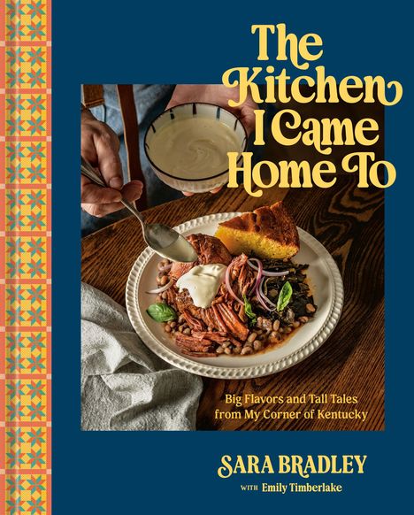 „The Kitchen I Came Home To“. Teller mit Südstaatengericht, Soße wird darüber gegossen, Buchcover von Sara Bradley.