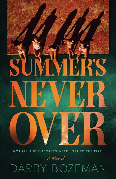 "Summer's Never Over" in großen Buchstaben mit vier Menschen auf einem Boden. Darunter: "Not all their secrets were lost to the fire."