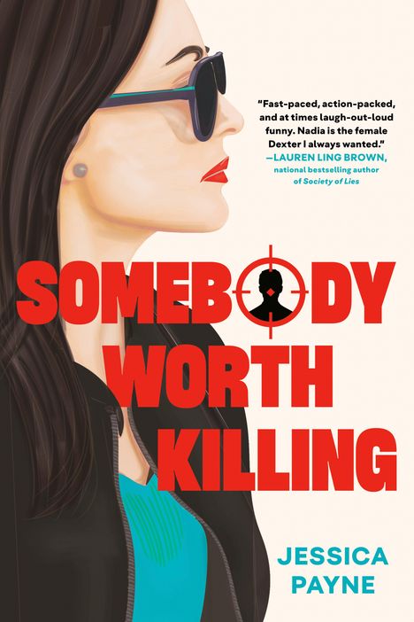 „SOMEBODY WORTH KILLING“ JESSICA PAYNE. Frau im Profil; dunkle Haare, Sonnenbrille, rote Lippenstift, blaues Shirt.