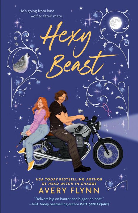 „Hexy Beast“ und „He's going from lone wolf to fated mate.“ Ein Paar sitzt auf einem Motorrad, umgeben von Sternen und Verzierungen.