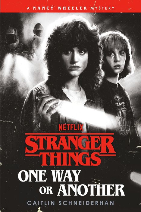 "Stranger Things: One Way or Another" von Caitlin Schneiderhan. Zwei Frauen, eine mit Taschenlampe, im stilisierten Schwarzweiß.